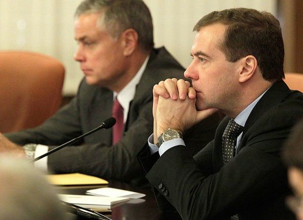 На заседании президиума Государственного совета «О повышении роли регионов в модернизации экономики России». С помощником Президента Александром Абрамовым. г. Хабаровск. Фото пресс-службы Президента России