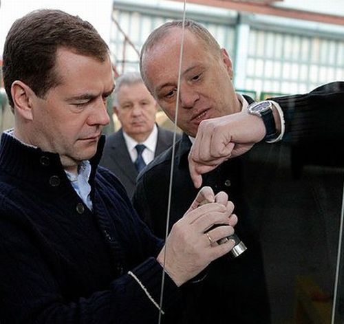 Посещение Амурского кабельного завода. Слева – президент РФ Дмитрий Медведев, в центре — полномочный представитель президента РФ в Дальневосточном федеральном округе Виктор Ишаев, справа – директор завода Алексей Беломестных. Фото пресс-службы Президента России