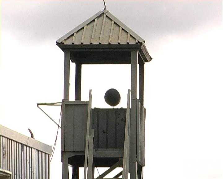 Пост часового понтонного моста/ 浮桥前的俄罗斯边防军岗哨