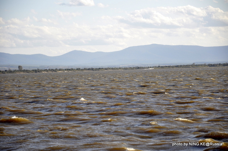 Амур с видом на остров с корабля./ 从船上远眺黑瞎子岛