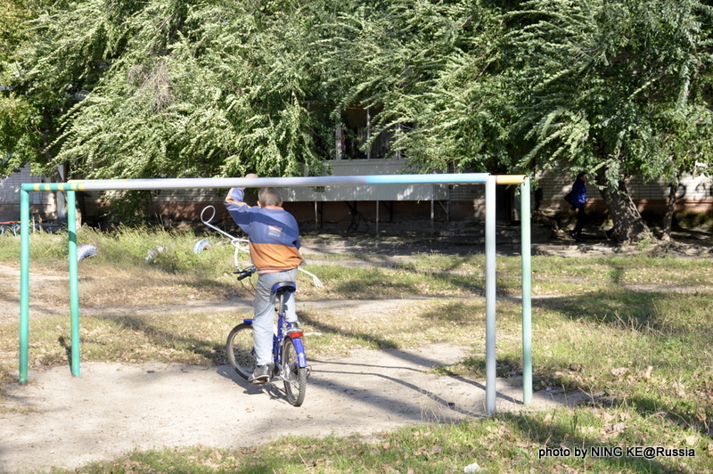 Дети играют в жилых районах на острове./ 岛上的孩子在居民区玩耍