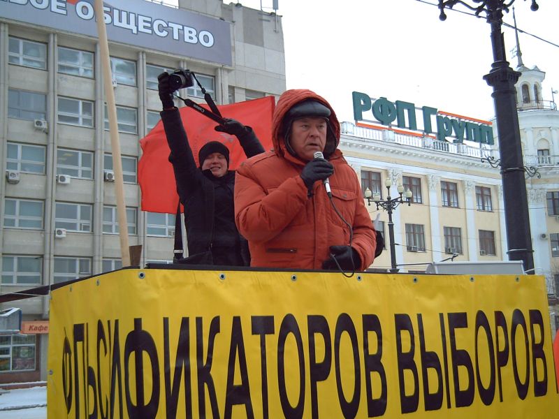 Первым на митинге слово взял 1-й секретарь крайкома КПРФ Анатолий Дронченко