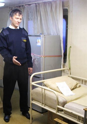 Cтарший помощник капитана Евгений Левченко показывает лазарет