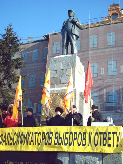 Около памятника вождю революции - В.И.Ленина, не смотря на мороз и ветер, собралось около 400 человек
