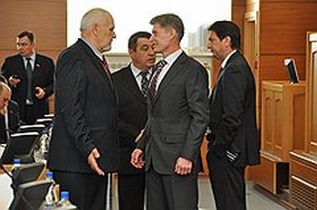 Стих Николая Дегтярева (слева) суд посчитал оскорбляющим членов партии власти (на переднем плане справа - губернатор Приамурья Олег Кожемяко). Фото: Павел Кошеленко / Коммерсантъ