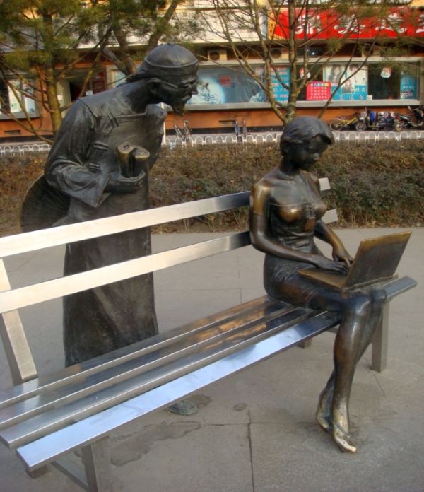 По пути на Ванфуцзин за простеньким словарем иду по скверу, делаю снимки скульптурных композиций, такие жанровые сценки из обычной жизни