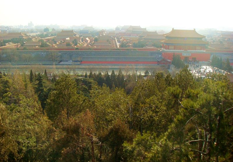 Во второй половине дня иду на пейзажную гору 景山, с которой открывается вид на Запретный город. На этой горе покончил жизнь самоубийством последний император Минской династии в 1643 году, когда войска под предводительством крестьянского вожака Ли Цзычэна овладели штурмом Пекином