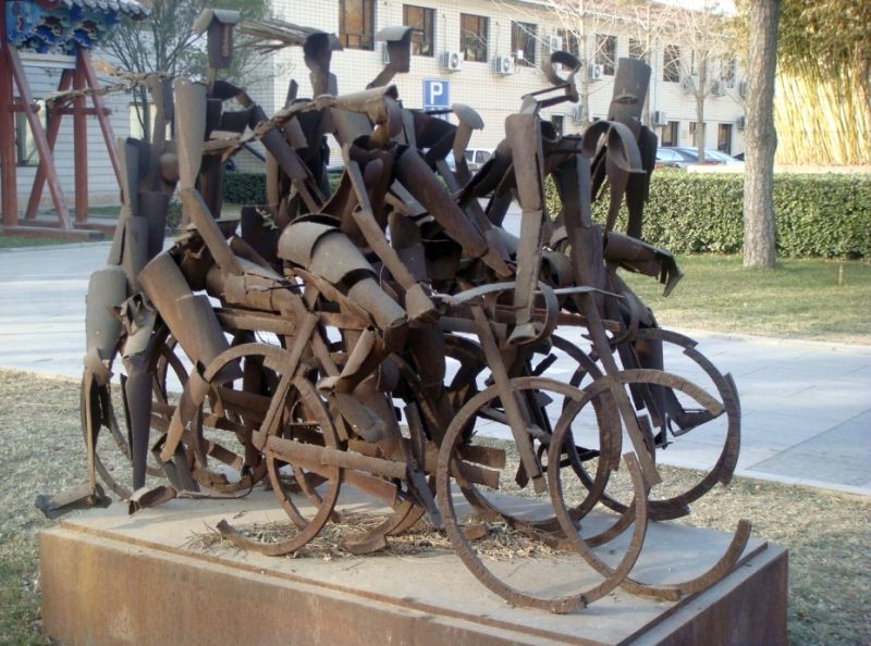 День посвятил походу в музей изобразительного искусства. Во дворе музея снимаю интересную скульптурную композицию велосипедистов из ржавого железного хламья
