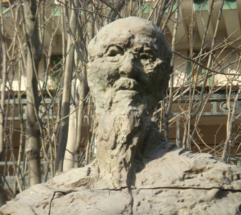 ...а также скульптурный образ Ци Байши, чьи произведения в стиле «гохуа» выставлены в музее