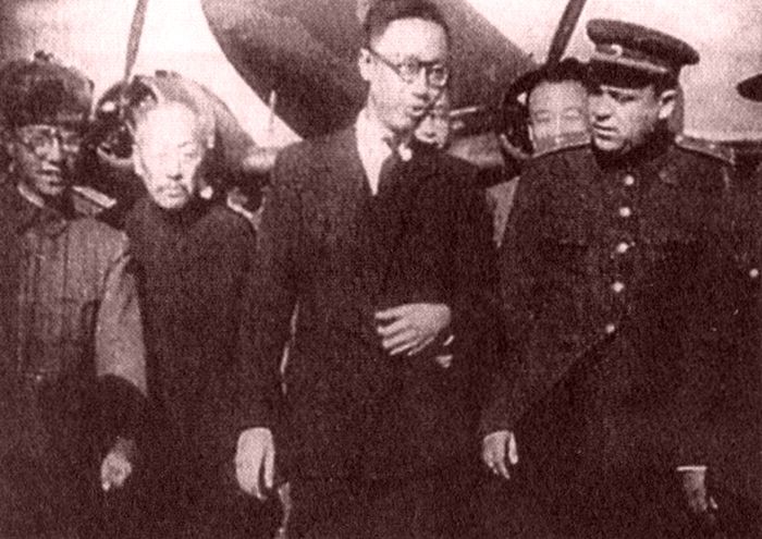 Увидев снимок из кинохроники о прибытии Пу И в Читу (слева направо: брат Пу И Пу Цзе,Чжан Цзинхуэй, Пу И, за спиной Пу И, возможно, Жунь Ци, командующий Читинским гарнизоном, за его спиной Вань Цзяси) Юй Чжань тут же заметил, что эта лента снята не в день прибытия Пу И со своей свитой, так как на снимке уже виден премьер марионеточного правительства Чжан Цзинхуэй