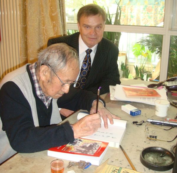  Я официально подарил Юй Чжаню свою книгу, сделав надпись гелевой ручкой. А когда протянул ему ручку, чтобы он подписал свою книгу, то Юй Чжань сказал, что подписывает только кистью. Ничего удивительного, ведь он хороший каллиграф и пользуется известностью и в Японии, и на Тайване 