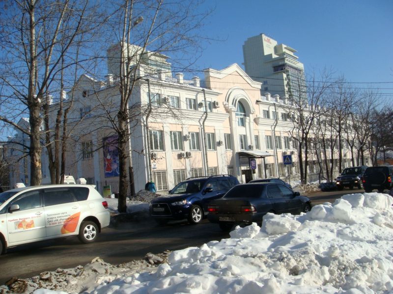 У Пу И не было детей, поэтому в 45-м лагере (нынче 3-я городская поликлиника в Хабаровске на ул. Дикопольцева) он в 1950 году провел церемонию усыновления Юй Яня, определив его таким образом в преемники императорского трона династии Цин. Хотя потом, уже будучи в Фушуньской тюрьме, никогда не упоминал об этом случае