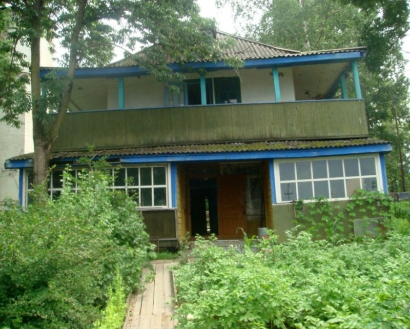 Тогда показываю двухэтажный деревянный дом на территории бывшего пионерлагеря «Дзержинец», и Юй Чжань сразу же узнал его, отметив, что тогда не было остекления нижней веранды, которое видно сегодня