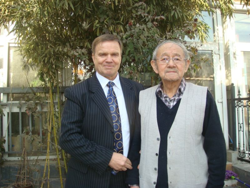 Беседа могла бы продолжаться и дальше, но я сказал, что надо еще выкупить заранее приобретенный билет на самолет до Харбина после возвращения в Пекин из Тибета, а затем идти на поезд до Лхасы