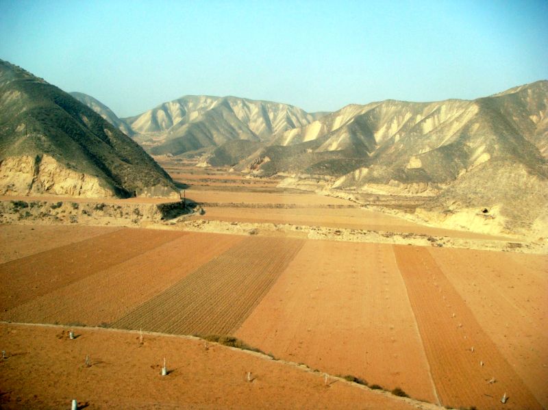 5 января уже подъезжал к городу Ланьчжоу провинции Ганьсу. Расстояние от Пекина до Лхасы свыше 3700 км, время в пути 44 часа. Высотомер в поезде показал, что высота Пекина над уровнем моря 150 метров, а здесь в Ганьсу на лессовом плато уже около полутора тысяч. Кругом красные горы и красные поля. Затем появились и галечные поля. Кто-то объяснил мне, что это бахчевые плантации