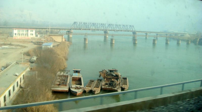 В Ланьчжоу увидел Хуанхэ. А после Синина, столицы провинции Цинхай, высота которого 2289 метров, пошли многочисленные туннели