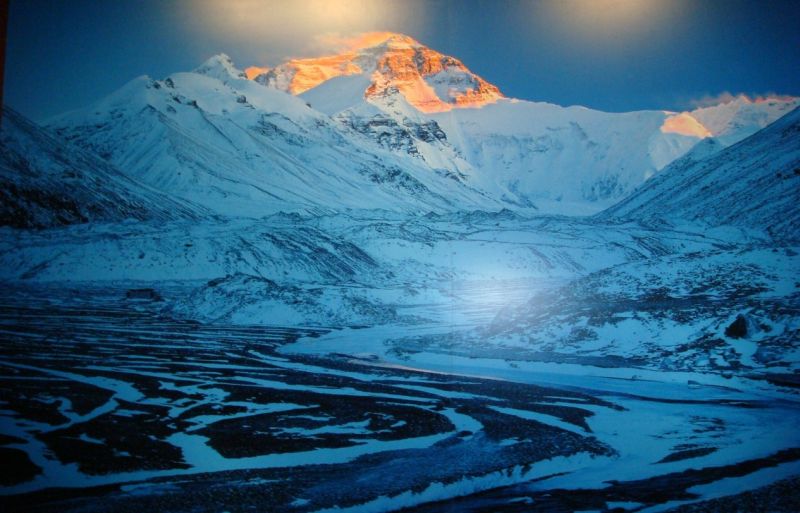 Можно довольствоваться и фотографией самой высокой горы в мире, переснял которую в музее изобразительных искусств Китая 