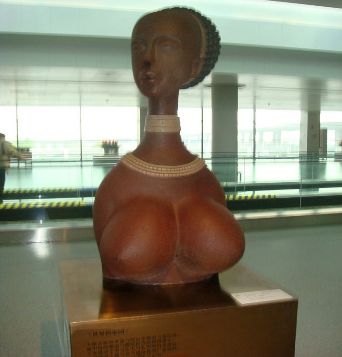 Но какое поразительное сходство с современным изделием, снятым в какой-то шанхайской гостинице!