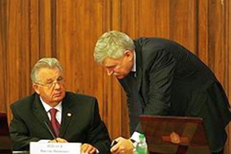 А в народе говорят, что Сергей Хохлов (справа) из команды не Вячеслава Ивановича, а Виктора Ивановича (слева)