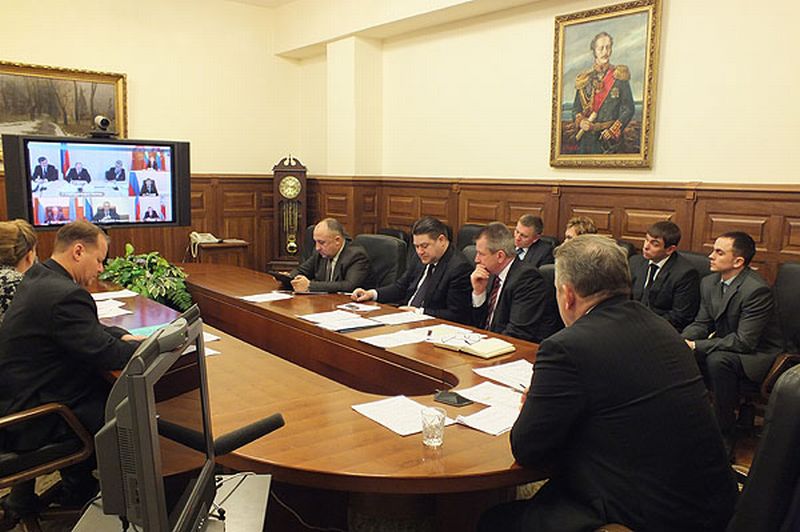 Губернатор Хабаровского края Вячеслав Шпорт в режиме видеоконференции из Хабаровска принял участие в совещании, которое в Набережных Челнах провел председатель Правительства РФ Владимир Путин. Фото: Алим Беркинов
