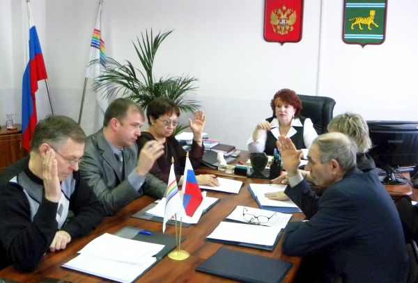 Областная избирательная комиссия ЕАО в обсуждении вопроса о мэре была единодушна. Она единогласно проголосовала за то, чтобы передать материалы проверки в прокуратуру