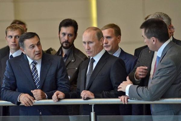 Приморские политики считают, что именно кандидатура Владимира Миклушевского (слева) будет представлена им на утверждение, и уже готовятся ее одобрить. Фото: Игорь Онучин /  Коммерсантъ