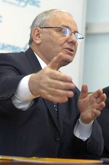 Борис Резник отверг предположения о том, что центр экономической жизни сместится из Хабаровска во Владивосток. Фото: Евгений Переверзев /  Коммерсантъ