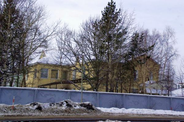Это дом губернатора Владимира Илюхина в здании бывшего детского садика «Колокольчик»