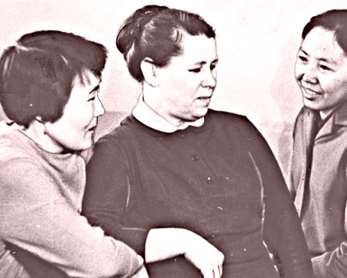 В «Социалистической Якутии» Венера Кирилловна Шараборина (в центре) была секретарем