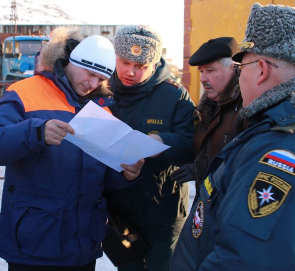 Новый спасательный центр будет построен в г. Певеке (чук. Пээкин). Население — 4434 человек (2010). Город расположен на восточном берегу одноименного пролива, соединяющего Чаунскую губу и Восточно-Сибирское море, напротив островов Роутан, в 640 км от Анадыря. Самый северный город в России.