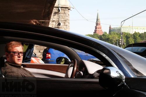 Максим Суханов в одном из концепт-каров на съемках фильма «Мишень». ruskino.ru