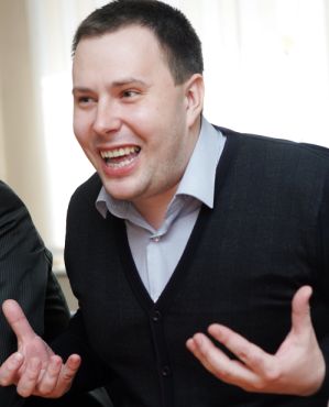 Видимо, разгоряченный нынешней вседозволенностью 30-летний оппозиционер и выпускник исторического факультета Дмитрий Ковальчук подзабыл предмет, а заодно и этические нормы? Фото: Евгений Переверзев.