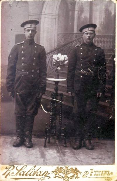 Школа армейских подпрапорщиков при 3-м пехотном корпусе. Кирилл Александрович - отец Александра Кирилловича слева.