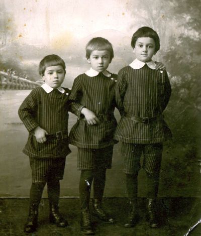 На этом фото, справа налево - Александр, Константин и Герман