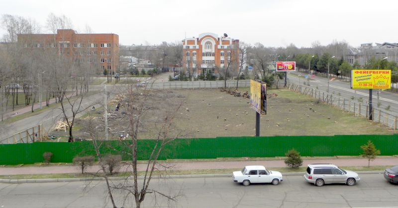 Какая такая крайняя необходимость заставила городские власти пойти на уничтожение зеленой зоны в центре города? Что там нам рассказывают про какой-то деловой центр с катком на крыше?