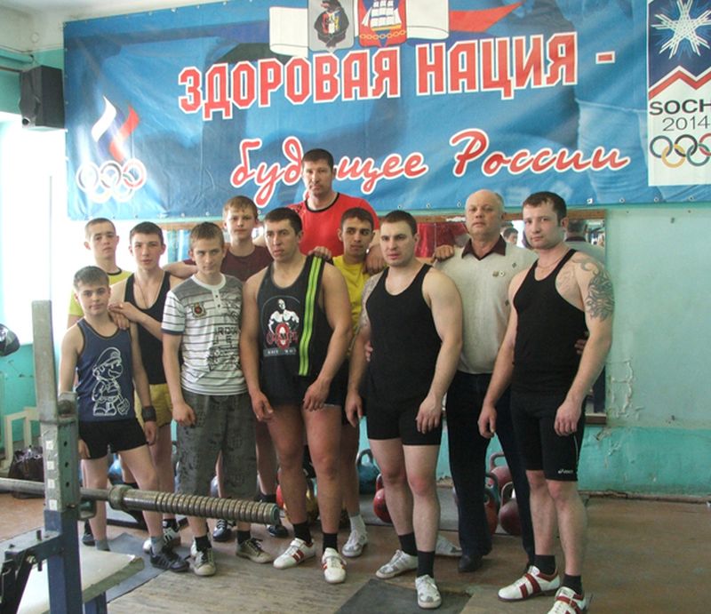 На межрайонном первенстве 9 мая команда тяжелоатлетов из Высокогорного стала лучшей