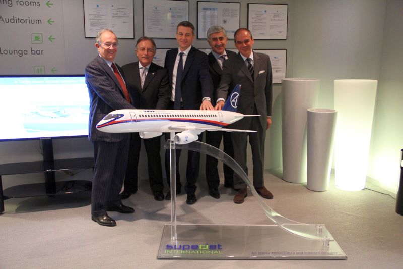 Компания «Суперджет Интернешнл», совместное предприятие российского холдинга «Сухой» и итальянской компании «Аления Аэронаутика», входящей в концерн «Финмекканика», Венеция. М. Погосян - второй справа