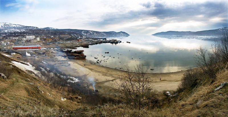 Итак, перед нами Марчекан. Район славного града Магадана. С эвенского «марчекан» переводится как «мальчик». Когда-то здесь был большой рыбный порт. Завод по переработке рыбы. Потом его... Да не важно, что с ним потом было... В общем нет его давно уже...