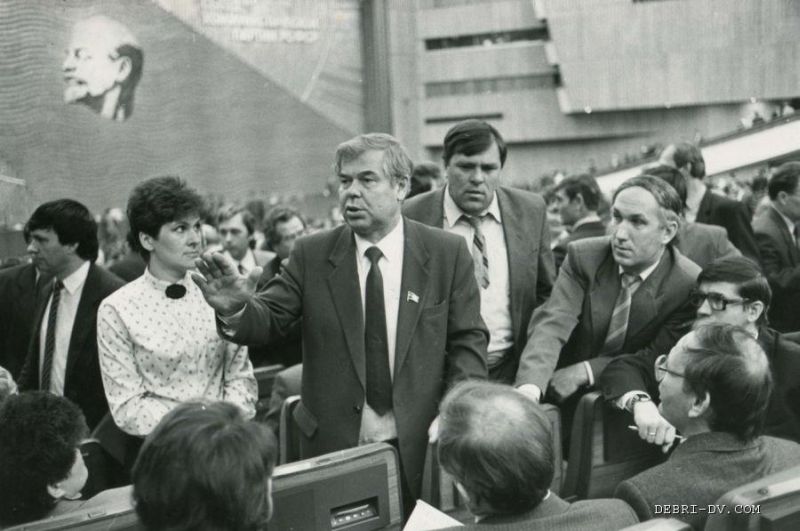 На XXVIII съезде КПСС в Москве. Слева - журналист Л. Румянцева, справа - первый секретарь Хабаровского горкома КПСС А. Соколов, в центре - Н. Данилюк, рядом В. Михальцов