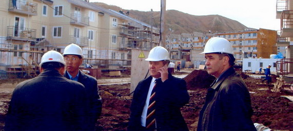 Ю. Гулягин (в центре) в Невельске