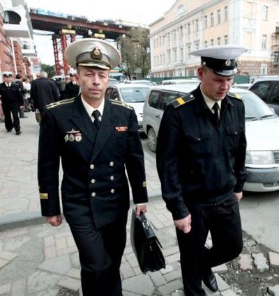 Командир Дмитрий Лаврентьев и матрос Дмитрий Гробов после суда