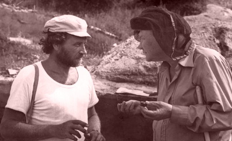 д.и.н. В.Е. Медведев (слева) и академик А.П. Окладников на раскопках древнего поселения Госян на Амуре, июль 1980 г. Фотоархив СО РАН