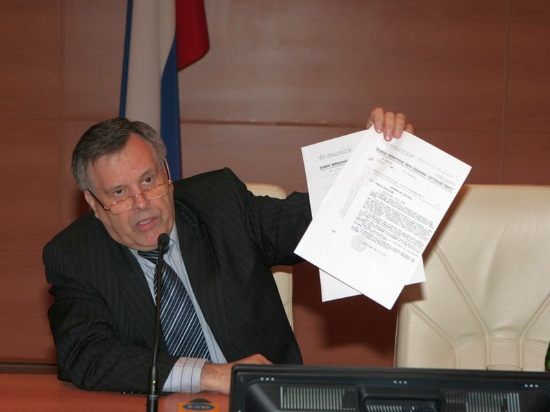 Виктор Илюхин обнародовал информацию о том, что в начале 90-х годов одним из высокопоставленных членов Политбюро ЦК КПСС была создана группа специалистов высокого ранга по подделке архивных документов