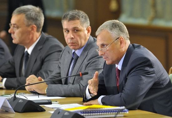 Председатель Правительства Российской Федерации Д.А.Медведев провёл совещание по вопросам cоциально-экономического развития Сахалинской области. На переднем плане - губернатор Сахалинской области - Александр Хорошавин.