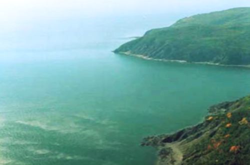 Отвесные берега, плотный туман, впечатляющие приливы и отливы - эти и другие шантарские каверзы неоднократно сбивали с курса морские и воздушные суда