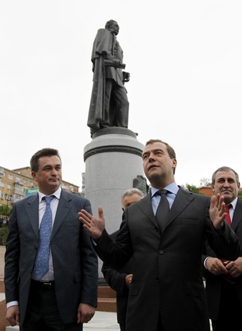 Председатель Правительства Российской Федерации Д.А.Медведев возложил цветы к месту захоронения генерал-губернатора Восточной Сибири Н.Н.Муравьева-Амурского