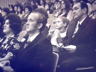 Пленум дальневосточного отделения Союза композиторов СССР. Юрий Владимиров (крайний справа) с дочерью/ Нажмите, чтобы УВЕЛИЧИТЬ (нажмите, чтобы увеличить)