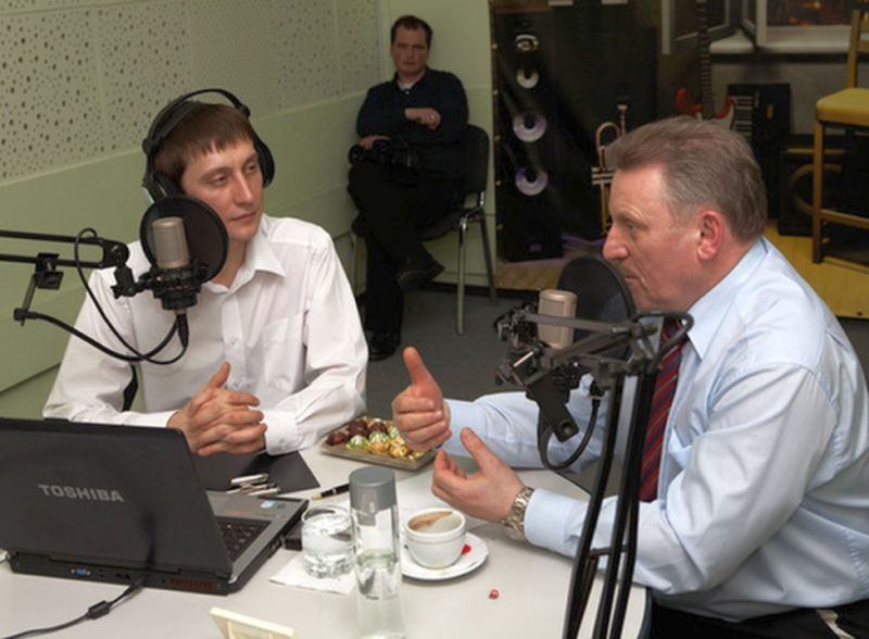 Начальник главного управления  информационной политики и общественных связей губернатора и правительства Хабаровского края Павел Сарычев и губернатор Хабаровского края Вячеслав Шпорт (слева направо)