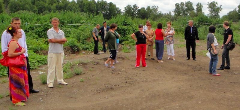 Митингующие собрались прямо у прудов-накопителей свинофермы