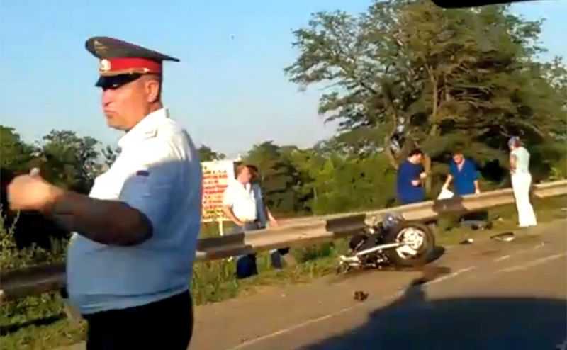 После столкновения полицейского выбросило на обочину